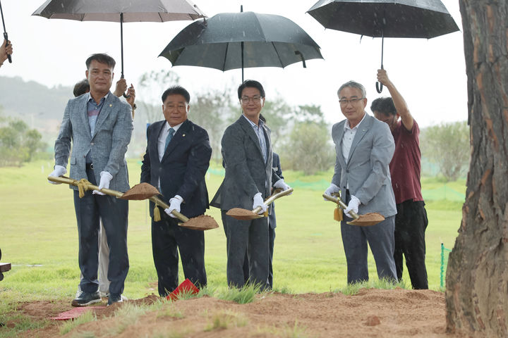 [고창=뉴시스] 26일 고창청보리 파크골프장 준공식, 심덕섭 군수(왼족 세번째)와 조민규 의장(왼쪽 첫번째)을 비롯한 관계자들이 파크골프장 준공기념 식수를 하고 있다. *재판매 및 DB 금지