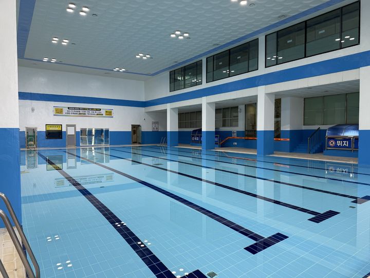 [동해=뉴시스] 새단장을 마치고 26일부터 운영을 재개한 동해시근로자종합복지회관 수영장.(사진=동해시 제공)photo@newsis.com *재판매 및 DB 금지