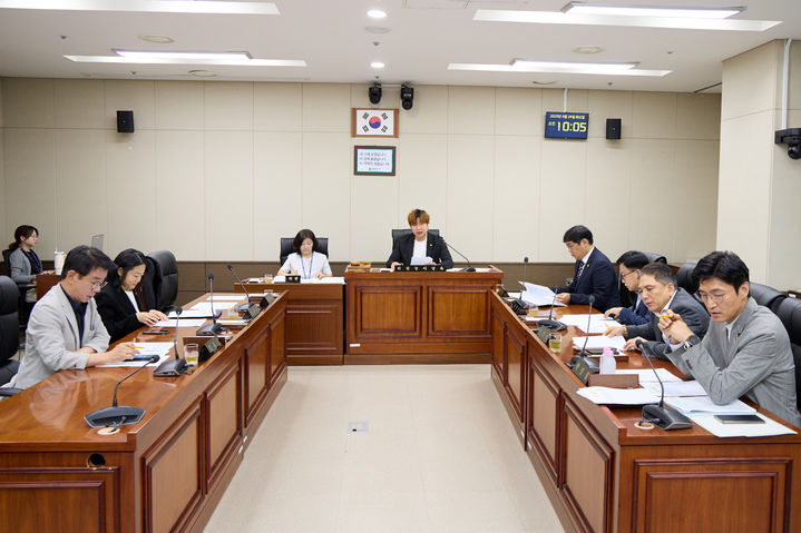 [용인=뉴시스]용인시의회가 26일 의회운영위원회를 열고 제295회 임시회 일정과 처리 안건을 논의하고 있다.(사진=용인시의회 제공)2025.08.26.photo@newsis.com *재판매 및 DB 금지