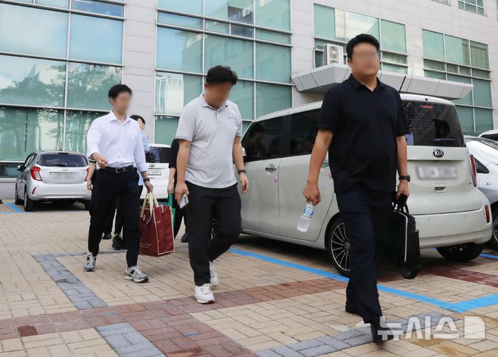 [인천=뉴시스] 김동영 기자 = 26일 오후 인천 연수구 송도동 해양경찰청에서 12·3계엄 내란·외환 혐의를 수사 중인 내란특검팀이 안성식 전 해양경찰청 기획조정관 관련 의혹을 규명하기 위한 압수수색을 진행한 뒤 청사를 나서고 있다. 2025.08.26. dy0121@newsis.com 