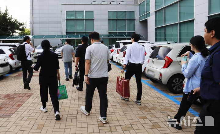 [인천=뉴시스] 김동영 기자 = 26일 오후 인천 연수구 송도동 해양경찰청에서 12·3계엄 내란·외환 혐의를 수사 중인 내란특검팀이 안성식 전 해양경찰청 기획조정관 관련 의혹을 규명하기 위한 압수수색을 진행한 뒤 청사를 나서고 있다. 2025.08.26. dy0121@newsis.com 