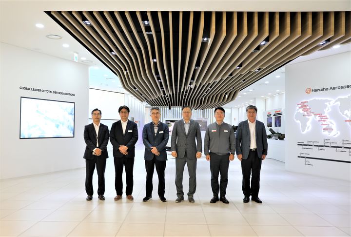 [창원=뉴시스] 장금용 경남 창원시장 권한대행(오른쪾 세번째)이 26일 한화에어로스페이스 창원3사업장을 방문해 회사 관계자와 기념사진을 촬영하고 있다. (사진=한화에어로스페이스 제공) 2025.08.26. photo@newsis.com&nbsp; *재판매 및 DB 금지