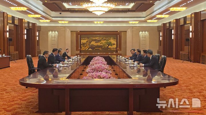 [베이징=뉴시스] 베이징특파원 공동취재단 = 중국을 방문 중인 이재명 대통령 특사단이 26일 베이징 인민대회당에서 중국 권력 서열 3위인 자오러지 전국인민대표대회(전인대) 상무위원장과 면담했다. 2025.08.26 photo@newsis.com