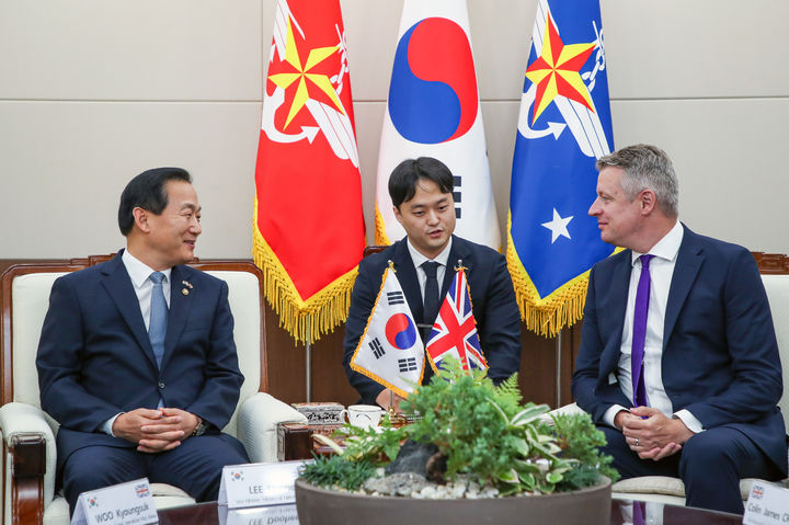 [서울=뉴시스] 이두희 국방부차관은 26일 오후 용산 국방부에서 루크 폴라드 영국 국방부 군무차관과 면담을 갖고, 양국 간 국방 및 방산협력 강화방안에 대해 논의했다. (사진=국빙부 제공) 2025.08.25. photo@newsis.com *재판매 및 DB 금지