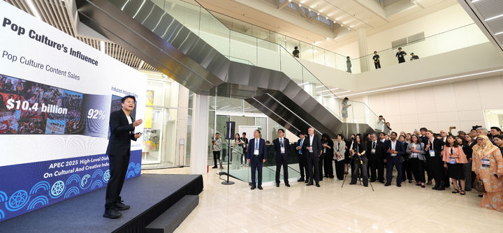 박진영 JYP엔터테인먼트 창의성총괄책임자(CCO)가 26일 경북 경주 우양미술관에서 열린 '2025 APEC 문화산업고위급대화 환영만찬 리셉션'에서 세계를 잇는 K-POP을 주제로 발표를 하고 있다. (사진=문체부 제공) *재판매 및 DB 금지