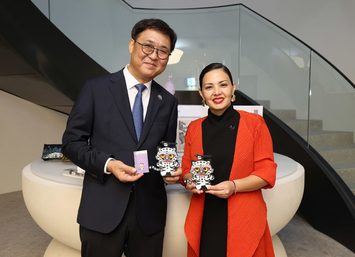 최휘영 문화체육관광부 장관이 26일 경북 경주 우양미술관에서 열린 '2025 APEC 문화산업고위급대화 환영만찬'에 앞서 뮷즈(MU:DS) 상품 전시를 관람하고 카롤리나 파스 리베르타드 아레돈도 칠레 문화예술유산부 장관과 함께 까치호랑이 배지를 들고 기념촬영을 하고 있다. (사진=문체부 제공) *재판매 및 DB 금지