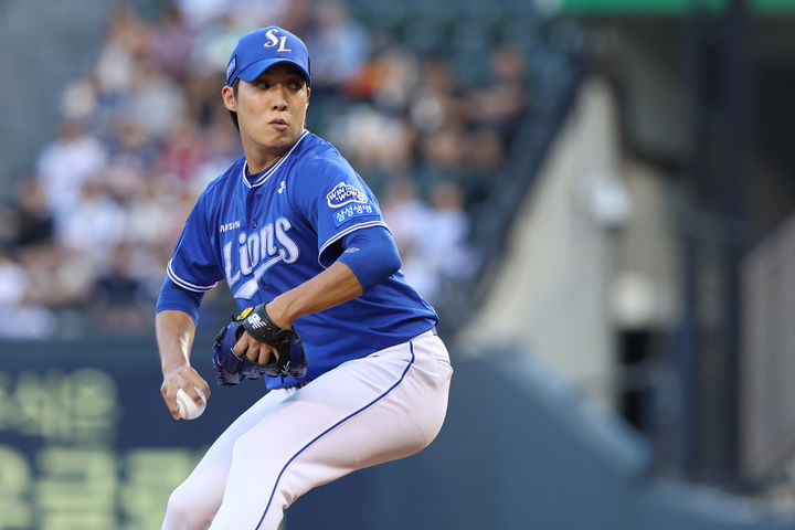 [서울=뉴시스]프로야구 삼성 라이온즈의 토종 에이스 원태인이 26일 잠실구장에서 벌어진 2025 신한 쏠뱅크 KBO리그 두산 베어스와의 경기에 선발 등판해 역투하고 있다. (사진=삼성 라이온즈 제공) 2025.08.26. *재판매 및 DB 금지