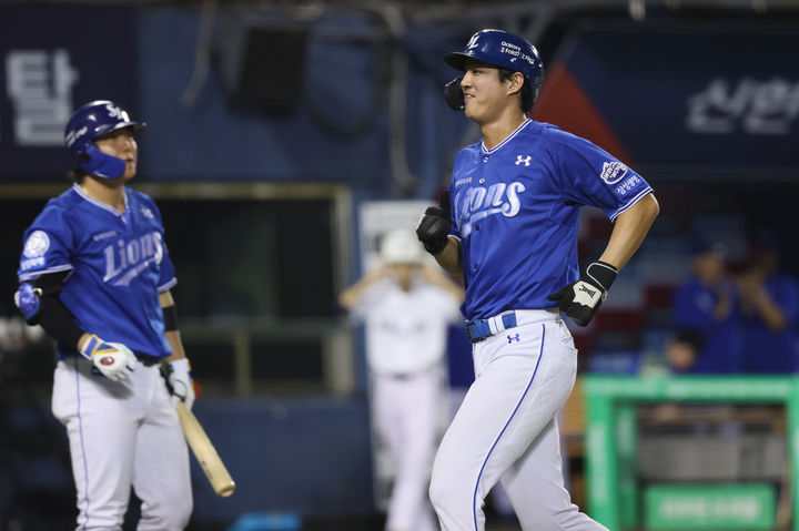 [서울=뉴시스]프로야구 삼성 라이온즈의 구자욱이 26일 잠실구장에서 벌어진 2025 신한 쏠뱅크 KBO리그 두산 베어스와의 경기에 3번 지명타자로 선발 출전해 득점하고 있다. (사진=삼성 라이온즈 제공) 2025.08.26. *재판매 및 DB 금지