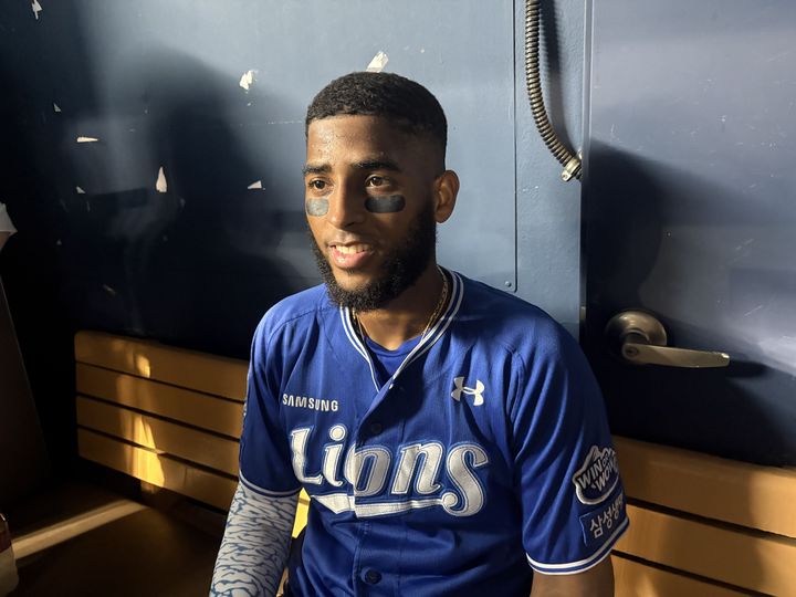 [서울=뉴시스]신유림 기자= 프로야구 삼성 라이온즈의 외국인 강타자 르윈 디아즈가 26일 잠실구장에서 열린 2025 신한 쏠뱅크 KBO리그 두산 베어스와의 경기에 4번 타자 1루수로 선발 출전해 3타수 1안타 1홈런 2타점 1득점을 기록한 뒤 수훈 인터뷰에 임하고 있다. 2025.08.26. spicy@newsis.com *재판매 및 DB 금지