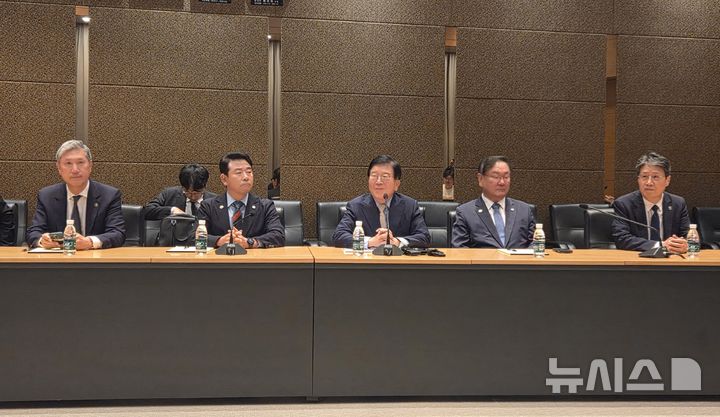 [베이징=뉴시스] 박정규 특파원 = 박병석 전 국회의장이 이끄는 이재명 대통령 특사단이 26일 오후 베이징 주(駐)중국대사관에서 기자간담회를 개최했다. 단장인 박 전 의장이 간담회에서 방중 결과를 설명하고 있다. 사진 왼쪽부터 특사단인 노재헌 동아시아문화재단 이사장, 더불어민주당 김태년 의원, 박 전 의장, 민주당 박정 의원과 김한규 주중국대사대리. 2025.08.26 pjk76@newsis.com