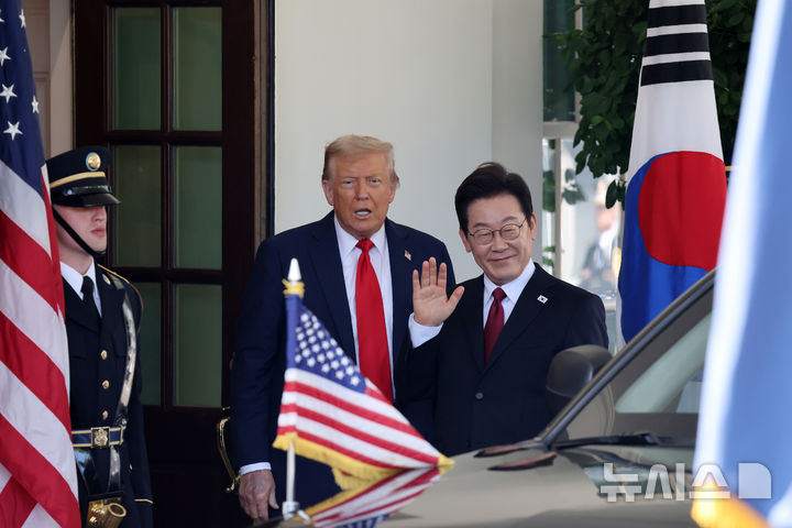 [워싱턴=뉴시스] 고범준 기자 = 이재명 대통령과 도널드 트럼프 미국 대통령이 25일(현지 시간) 미국 워싱턴DC 백악관에서 인사를 나눈 뒤 취재진을 향해 인사하고 있다. 2025.08.26. bjko@newsis.com