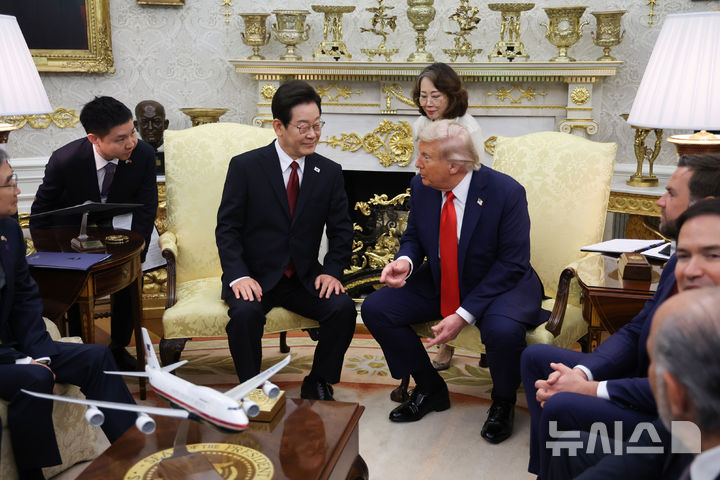 [워싱턴=뉴시스] 고범준 기자 = 이재명 대통령과 도널드 트럼프 미국 대통령이 25일(현지 시간) 미국 워싱턴DC 백악관에서 한미 정상회담을 하고 있다. 미국 측 통역은 과거 북미정상회담 통역을 맡았던 이연향 국무부 통역국장이 맡았다. 2025.08.26. bjko@newsis.com