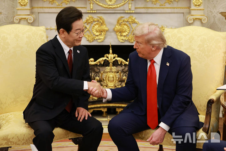 [워싱턴=뉴시스] 고범준 기자 = 이재명 대통령과 도널드 트럼프 미국 대통령이 25일(현지 시간) 미국 워싱턴DC 백악관에서 한미 정상회담을 하고 있다. 2025.08.26. bjko@newsis.com