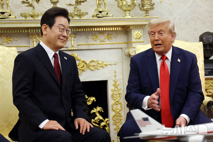 [워싱턴=뉴시스] 고범준 기자 = 이재명 대통령과 도널드 트럼프 미국 대통령이 25일(현지 시간) 미국 워싱턴DC 백악관에서 한미 정상회담을 하고 있다. 2025.08.26. bjko@newsis.com