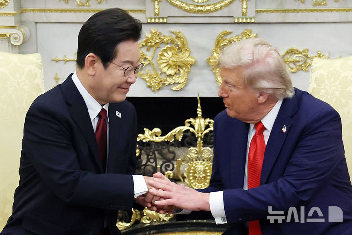 [워싱턴=뉴시스] 고범준 기자 = 이재명 대통령과 도널드 트럼프 미국 대통령이 25일(현지 시간) 미국 워싱턴DC 백악관에서 한미 정상회담을 하며 악수하고 있다. 2025.08.26. bjko@newsis.com