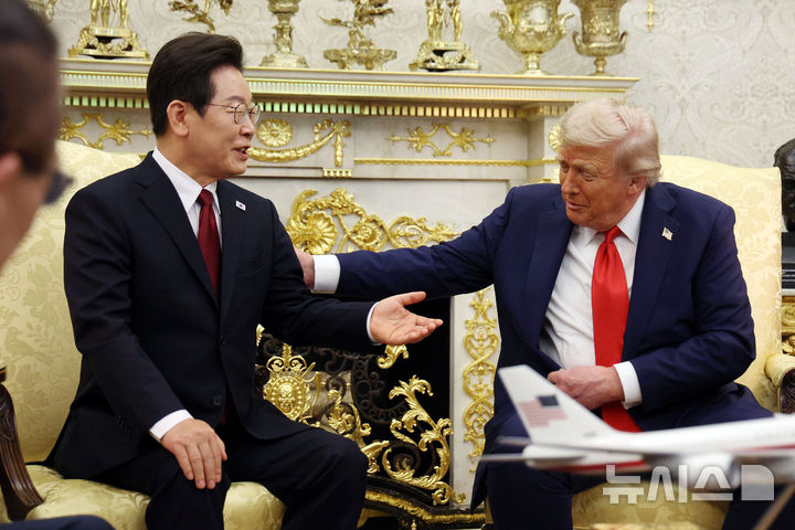 [워싱턴=뉴시스] 고범준 기자 = 이재명 대통령과 도널드 트럼프 미국 대통령이 25일(현지 시간) 미국 워싱턴DC 백악관에서 한미 정상회담을 하고 있다. 2025.08.26. bjko@newsis.com