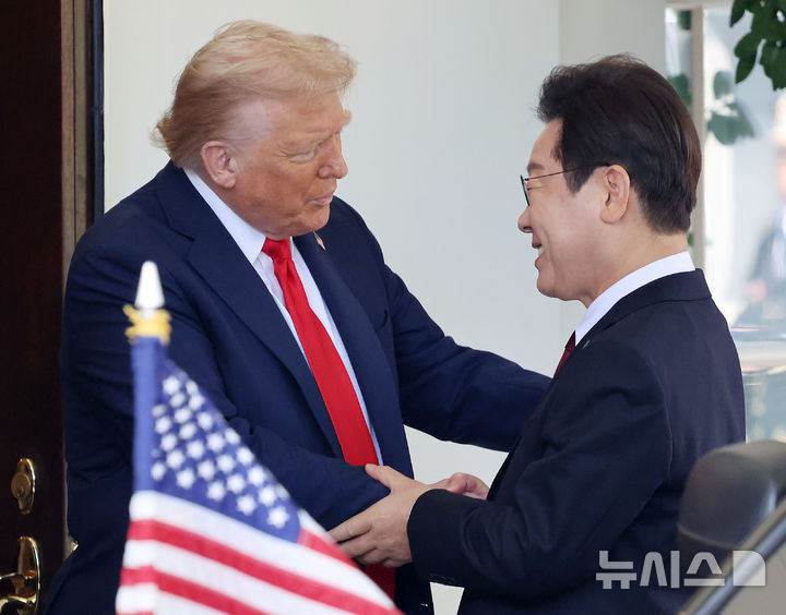 [워싱턴=뉴시스] 고범준 기자 = 이재명 대통령과 도널드 트럼프 미국 대통령이 25일(현지 시간) 미국 워싱턴DC 백악관에서 한미 정상회담에 앞서 인사를 나누고 있다. 2025.08.26. bjko@newsis.com
