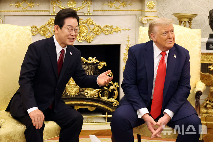 [워싱턴=뉴시스] 고범준 기자 = 이재명 대통령과 도널드 트럼프 미국 대통령이 25일(현지 시간) 미국 워싱턴DC 백악관에서 한미 정상회담을 하고 있다. 2025.08.26. bjko@newsis.com