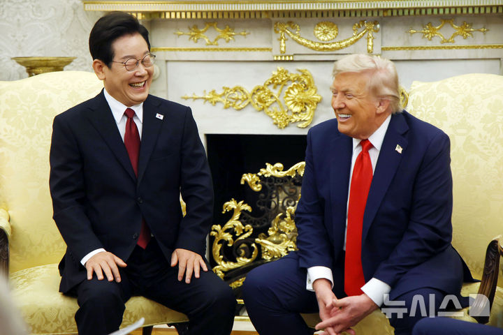 [워싱턴=뉴시스] 고범준 기자 = 이재명 대통령과 도널드 트럼프 미국 대통령이 25일(현지 시간) 미국 워싱턴DC 백악관에서 한미 정상회담 중 밝게 웃고 있다. 2025.08.26. bjko@newsis.com