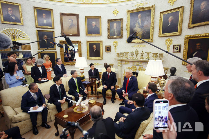 [워싱턴=뉴시스] 고범준 기자 = 이재명 대통령과 도널드 트럼프 미국 대통령이 25일(현지 시간) 미국 워싱턴DC 백악관에서 한미 정상회담을 하고 있다. 2025.08.26. bjko@newsis.com