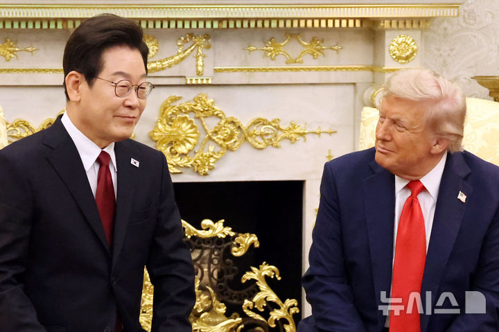 [워싱턴=뉴시스] 고범준 기자 = 이재명 대통령과 도널드 트럼프 미국 대통령이 25일(현지 시간) 미국 워싱턴DC 백악관에서 한미 정상회담을 하고 있다. 2025.08.26. bjko@newsis.com