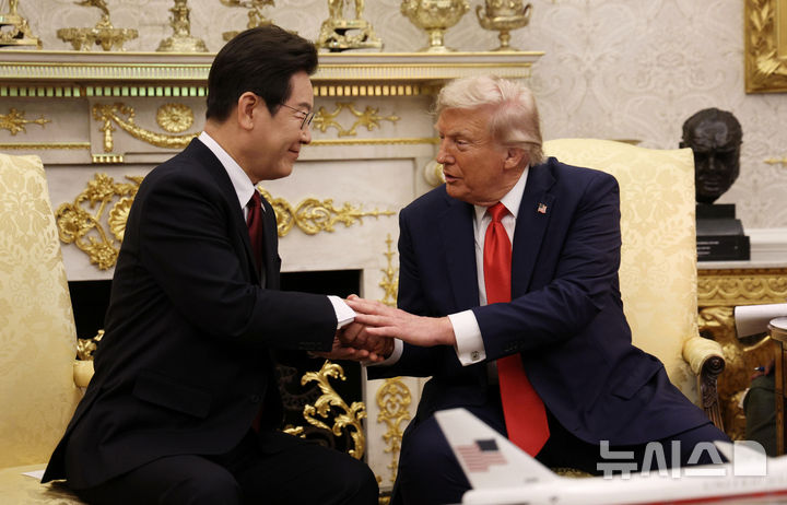 [워싱턴=뉴시스] 고범준 기자 = 이재명 대통령과 도널드 트럼프 미국 대통령이 25일(현지 시간) 미국 워싱턴DC 백악관에서 한미 정상회담을 하고 있다. 2025.08.26. bjko@newsis.com