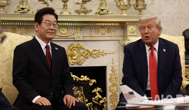 [워싱턴=뉴시스] 고범준 기자 = 이재명 대통령과 도널드 트럼프 미국 대통령이 25일(현지 시간) 미국 워싱턴DC 백악관에서 한미 정상회담을 하고 있다. 2025.08.26. bjko@newsis.com