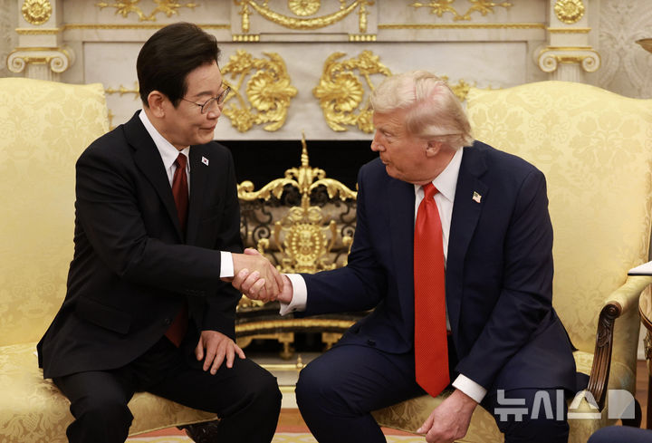 [워싱턴=뉴시스] 고범준 기자 = 이재명 대통령과 도널드 트럼프 미국 대통령이 25일(현지 시간) 미국 워싱턴DC 백악관에서 한미 정상회담을 하고 있다. 트럼프 대통령은 회담 중 주한미군 기지 부지 소유권을 요청할 수 있다고 언급했다. 2025.08.26. bjko@newsis.com