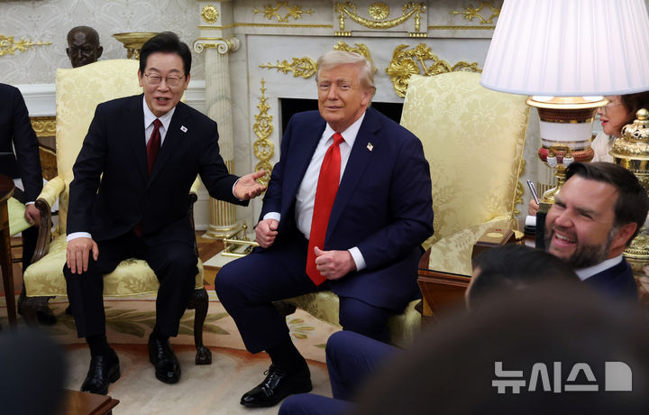 [워싱턴=뉴시스] 고범준 기자 = 이재명 대통령과 도널드 트럼프 미국 대통령이 25일(현지 시간) 미국 워싱턴DC 백악관에서 화기애애한 분위기 속에서 한미 정상회담을 하고 있다. 2025.08.26. bjko@newsis.com