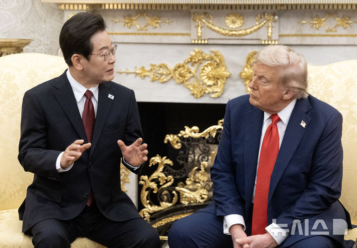 [워싱턴=뉴시스] 고범준 기자 = 이재명 대통령과 도널드 트럼프 미국 대통령이 25일(현지 시간) 미국 워싱턴DC 백악관에서 한미 정상회담을 하고 있다. 2025.08.26. bjko@newsis.com