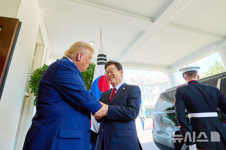[워싱턴=뉴시스] 고범준 기자 = 이재명 대통령과 도널드 트럼프 미국 대통령이 25일(현지 시간) 미국 워싱턴DC 백악관에서 한미 정상회담에 앞서 인사를 나누고 있다. (공동취재) 2025.08.26. bjko@newsis.com