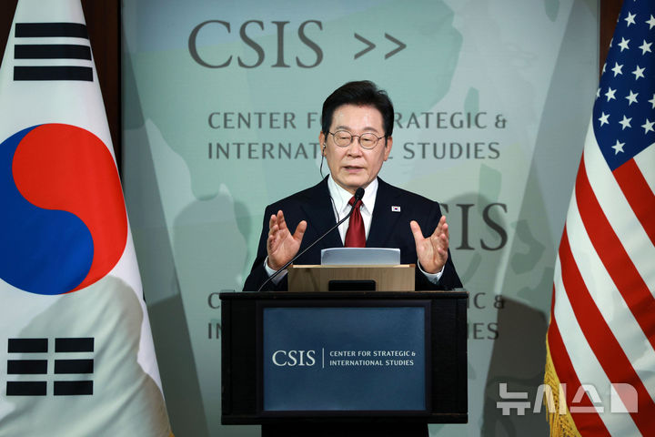 [워싱턴=뉴시스] 고범준 기자 = 이재명 대통령이 25일(현지 시간) 미국 워싱턴DC 전략국제문제연구소(CSIS)에서 정책 연설을 하고 있다. 2025.08.26. bjko@newsis.com