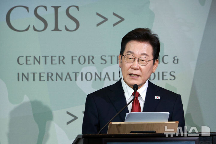 [워싱턴=뉴시스] 고범준 기자 = 이재명 대통령이 25일(현지 시간) 미국 워싱턴DC 전략국제문제연구소(CSIS)에서 정책 연설을 하고 있다. 2025.08.26. bjko@newsis.com
