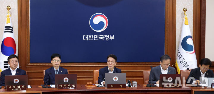 [서울=뉴시스] 추상철 기자 = 김민석 국무총리가 26일 오전 서울 종로구 정부서울청사에서 국무회의를 주재하고 있다. 2025.08.26. scchoo@newsis.com