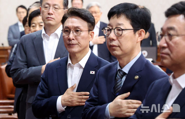 [서울=뉴시스] 추상철 기자 = 김민석 국무총리가 26일 오전 서울 종로구 정부서울청사에서 열린 국무회의에서 국민의례를 하고 있다. 2025.08.26. scchoo@newsis.com