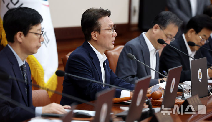 [서울=뉴시스] 추상철 기자 = 김민석 국무총리가 26일 오전 서울 종로구 정부서울청사에서 열린 국무회의에서 발언하고 있다. 2025.08.26. scchoo@newsis.com