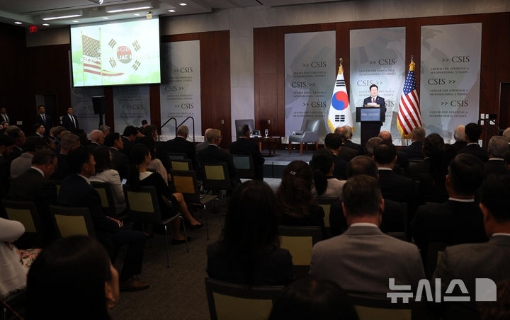 [워싱턴=뉴시스] 고범준 기자 = 이재명 대통령이 25일(현지 시간) 미국 워싱턴DC 전략국제문제연구소(CSIS)에서 정책 연설을 하고 있다. 2025.08.26. bjko@newsis.com