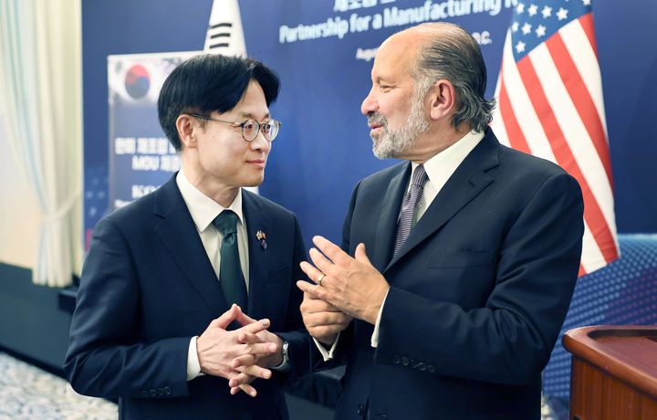[서울=뉴시스] 김정관 산업통상자원부 장관이 25일(현지 시간) 미국 워싱턴 D.C. 월라드 인터콘티넨탈호텔에서 열린 '한미 제조업 파트너십 MOU 체결식'에서 하워드 러트닉 미 상무부 장관과 대화하고 있다. (사진=산업통상자원부 제공) 2025.08.26. photo@newsis.com *재판매 및 DB 금지