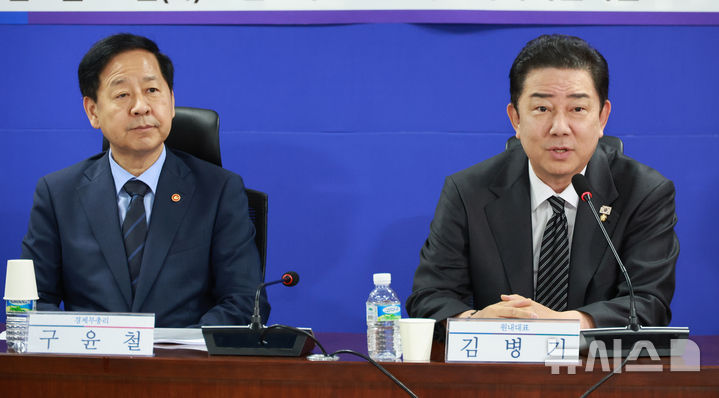[서울=뉴시스] 김금보 기자 = 김병기 더불어민주당 원내대표(오른쪽)와 구윤철 경제부총리 겸 기획재정부 장관. 2025.08.26. kgb@newsis.com