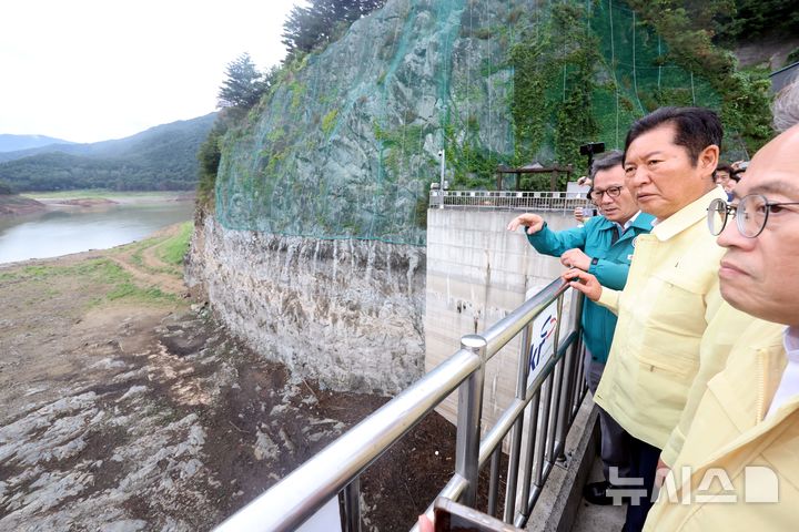[강릉=뉴시스] 조성봉 기자 = 정청래 더불어민주당 대표가 26일 강원 강릉시 성산면 한국농어촌공사 강릉지사 오봉지소를 찾아 가뭄 상태를 점검하고 있다.오른쪽부터 송기헌 의원, 정 대표 , 김홍규 강릉시장. 20205.08.26. suncho21@newsis.com