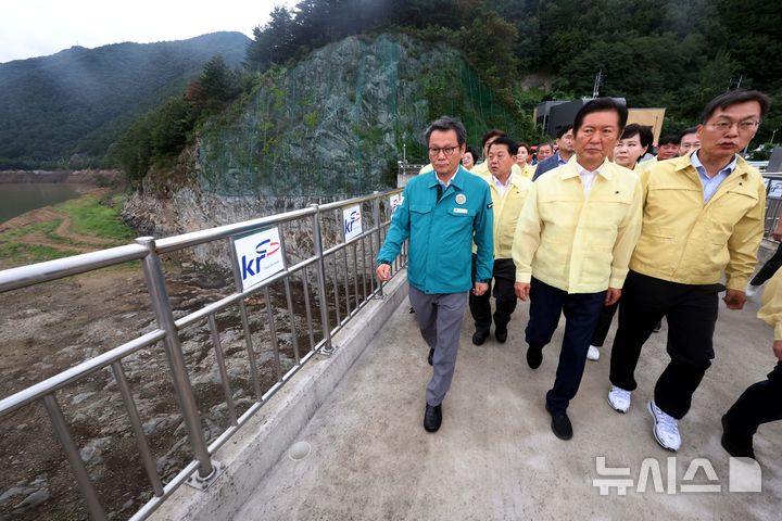 [강릉=뉴시스] 조성봉 기자 = 정청래 더불어민주당 대표가 26일 강원 강릉시 성산면 한국농어촌공사 강릉지사 오봉지소를 찾아 가뭄 상태를 점검하고 있다. 20205.08.26. suncho21@newsis.com