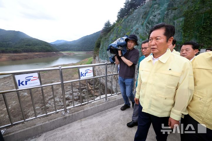 [강릉=뉴시스] 조성봉 기자 = 정청래 더불어민주당 대표가 26일 강원 강릉시 성산면 한국농어촌공사 강릉지사 오봉지소를 찾아 가뭄 상태를 점검하고 있다. 20205.08.26. suncho21@newsis.com