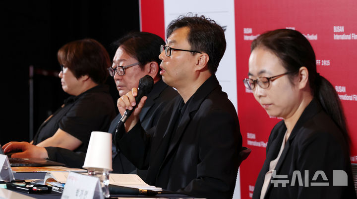  [부산=뉴시스] 하경민 기자 = 제30회 부산국제영화제 개최 기자회견이 열린 26일 부산 해운대구 영화의전당에서 김영덕(왼쪽부터) 마켓위원장, 박광수 부산국제영화제 이사장, 정한석 집행위원장, 박가인 수석프로그래머 등이 올해 영화제에 대해 설명하고 있다. 이번 영화제는 오는 9월17~26일 영화의전당 등 7개 극장 31개 스크린에서 총 328편(공식 초청작 64개국 241편, 커뮤니티비프 87편)의 작품을 소개한다. 2025.08.26. yulnetphoto@newsis.com