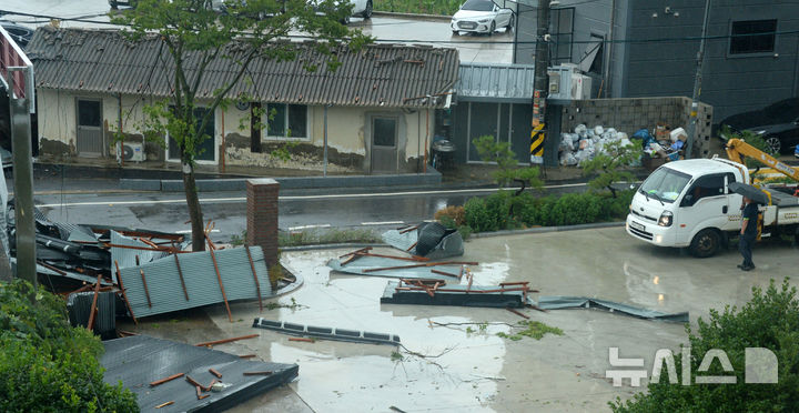 [전주=뉴시스] 김얼 기자 = 전북지역 곳곳이 호우경보와 산사태주의보가 내려질 만큼 많은 양의 비가 쏟아져 내린 26일 전북 전주시 덕진구 만성동에서 지붕이 떨어져 있다. 2025.08.26. pmkeul@newsis.com