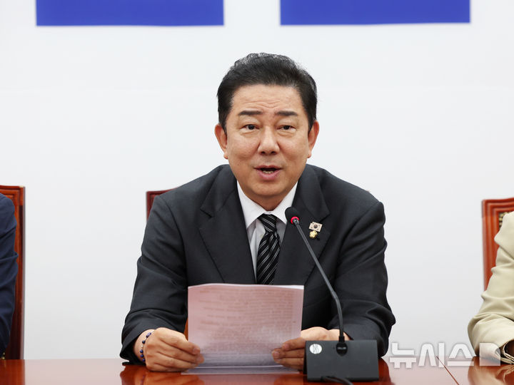 [서울=뉴시스] 김명년 기자 = 김병기 더불어민주당 원내대표가 26일 오전 서울 여의도 국회에서 열린 원내대책회의에서 발언하고 있다. 2025.08.26. kmn@newsis.com