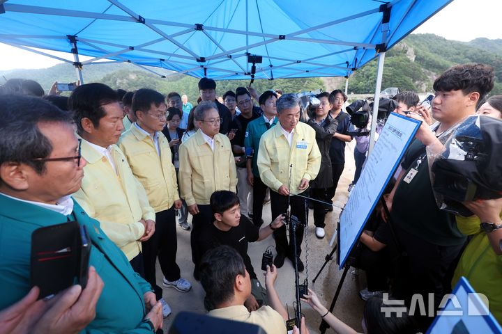 [강릉=뉴시스] 조성봉 기자 = 정청래 더불어민주당 대표가 26일 강원 강릉시 성산면 한국농어촌공사 강릉지사 오봉지소에서 김명일 한국농어촌공사 강원지역본부장에게 가뭄 현황을 보고 받고 있다.20205.08.26. suncho21@newsis.com