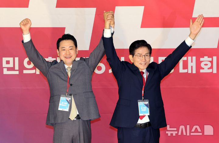 [서울=뉴시스] 국회사진기자단 = 국민의힘 장동혁, 김문수 당 대표 후보가 26일 오전 서울 여의도 국회 도서관에서 열린 제6차 전당대회 결선에서 기념촬영을 하고 있다. 2025.08.26. photo@newsis.com