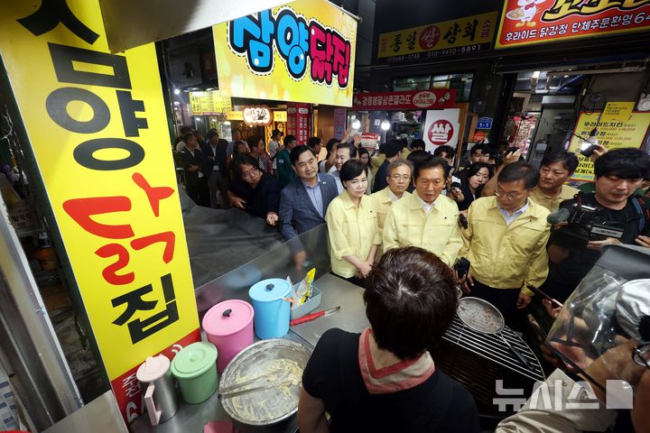 [강릉=뉴시스] 조성봉 기자 = 정청래 더불어민주당 대표가 26일 강원 강릉시 경강로 중앙시장을 찾아 상인에게 가뭄 제한급수로 인한 애로사항을 듣고 있다. 20205.08.26. suncho21@newsis.com