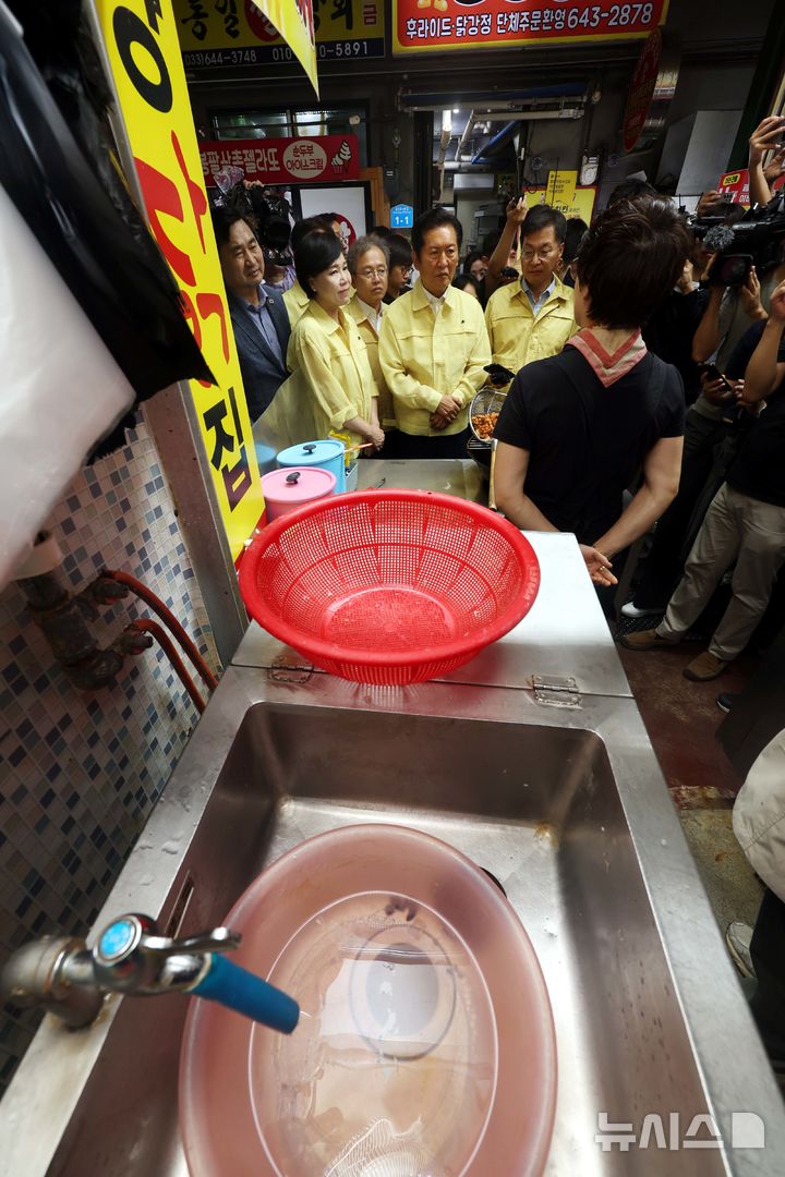 [강릉=뉴시스] 조성봉 기자 = 정청래 더불어민주당 대표가 26일 강원 강릉시 경강로 중앙시장을 찾아 상인에게 가뭄 제한급수로 인한 애로사항을 듣고 있다. 20205.08.26. suncho21@newsis.com