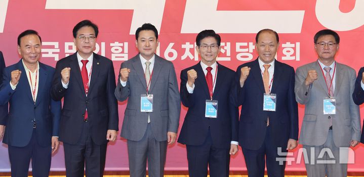 [서울=뉴시스] 국회사진기자단 = 국민의힘 장동혁, 김문수 당 대표 후보가 26일 오전 서울 여의도 국회 도서관에서 열린 제6차 전당대회 결선에서 송언석 비상대책위원장 겸 원내대표를 비롯한 당 지도부와 파이팅을 외치고 있다. 2025.08.26. photo@newsis.com